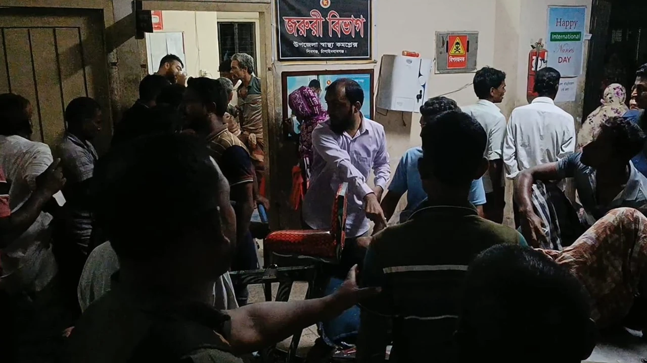 চাঁপাইনবাবগঞ্জে ভটভটি উল্টে বাবা-ছেলেসহ নিহত ৩