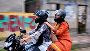 নারী যাত্রীর নিরাপত্তায় নারী চালক, ঢাকার পথে ‘মায়া রাইড’