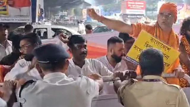 কলকাতায় বাংলাদেশ মিশন ঘেরাওয়ের চেষ্টা, পুলিশের সঙ্গে ধাক্কাধাক্কি