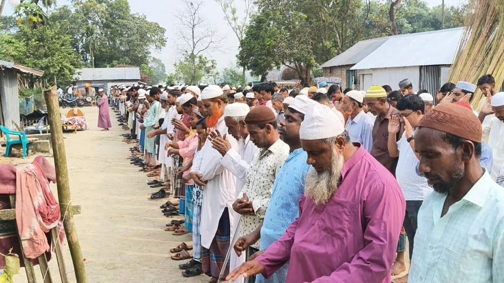 ময়মনসিংহে সড়ক দুর্ঘটনায় নিহত ৭ জনের দাফন সম্পন্ন