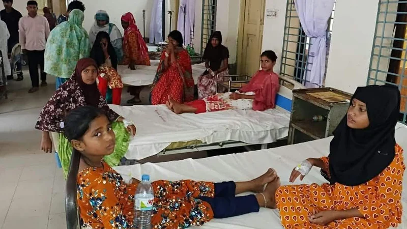 ঠাকুরগাঁওয়ে ফের ‘মিড ডে মিল’ খেয়ে হাসপাতালে ২৯ শিক্ষার্থী