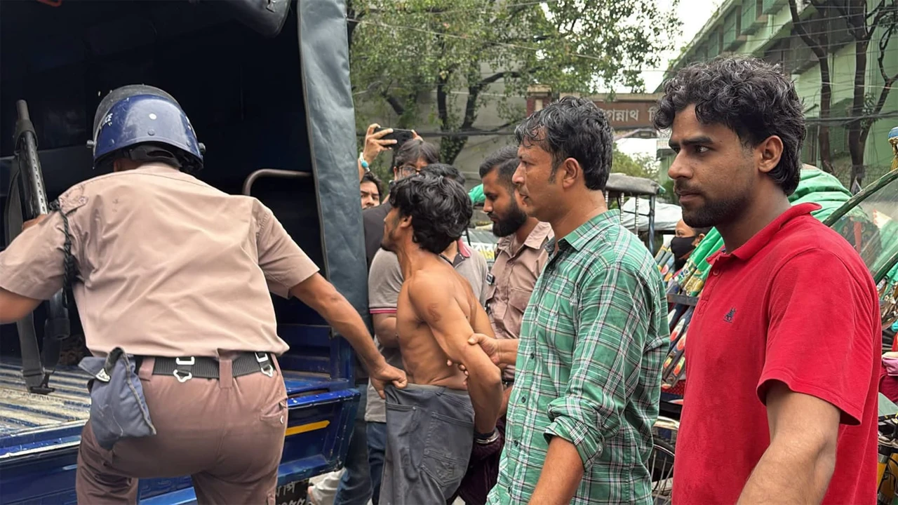 ছাত্রলীগ সন্দেহে রিকশাচালককে পুলিশে দিলো ছাত্রদল