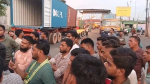 শ্রমিককে মারধর, চট্টগ্রাম বন্দরে কনটেইনার ডেলিভারি বন্ধ