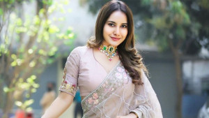 চোখের দৃষ্টিতেই মনের কথা জানেন ফারিন!