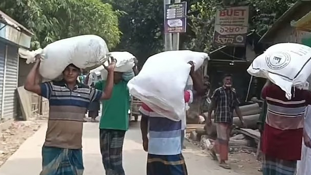 ডিলারের গুদাম ভেঙে সার নিয়ে গেলেন কৃষকরা