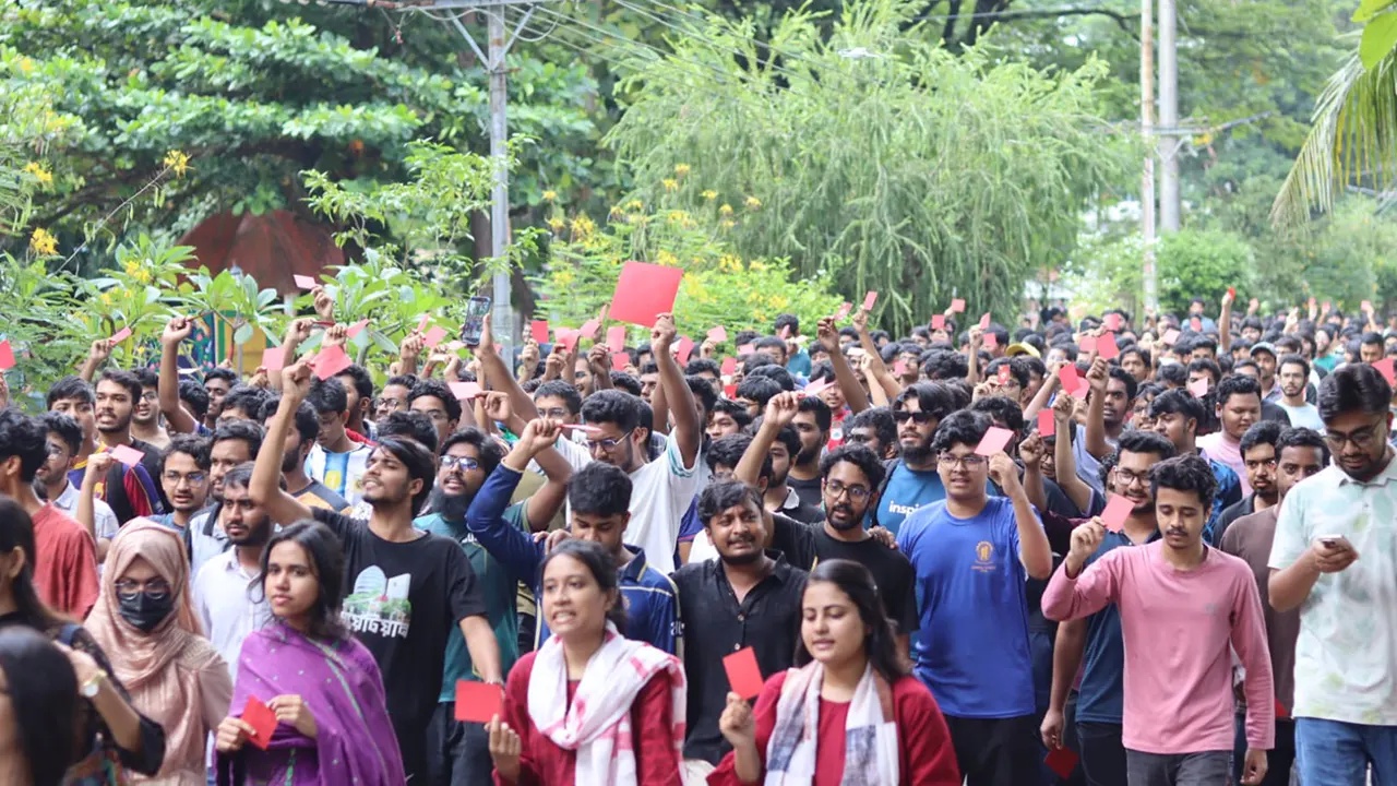 চুয়েটের নতুন ভিসিকে লাল কার্ড দেখালেন শিক্ষার্থীরা
