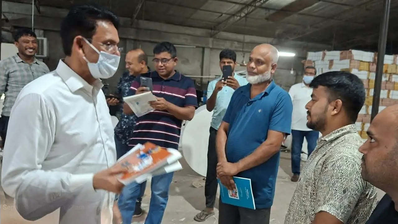 পাঠ্যবইয়ের মান যাচাইয়ে মধ্যরাতে প্রেসে শিক্ষামন্ত্রী
