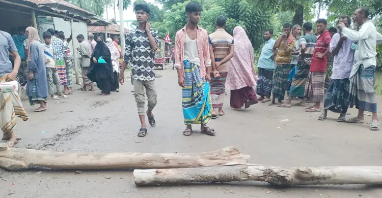 সারের দাবিতে সড়ক অবরোধ, কৃষি কর্মকর্তা অবরুদ্ধ