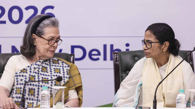 ‘বাড়ি থেকেই বের হতে পারছি না’, দিল্লির বৈঠকে মমতা