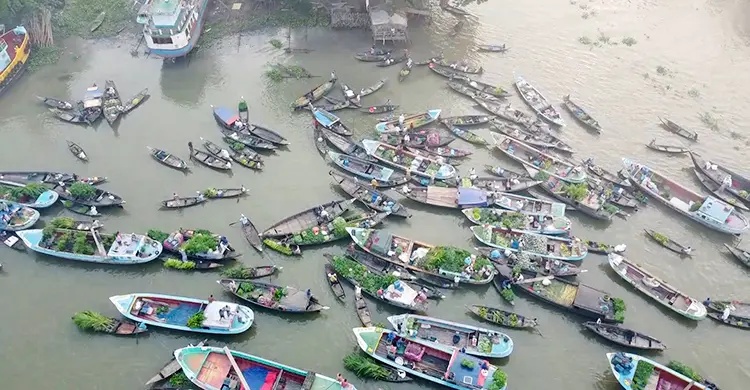 ৪ ঘণ্টায় কোটি টাকার বেচাকেনা যে ভাসমান হাটে