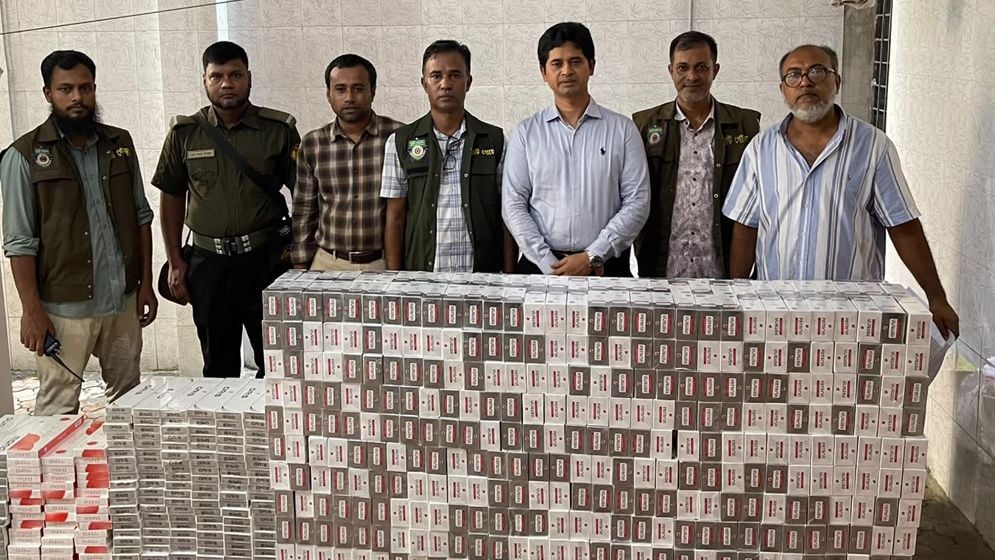 রাজধানীতে বিপুল পরিমাণ অবৈধ বিদেশি সিগারেট জব্দ